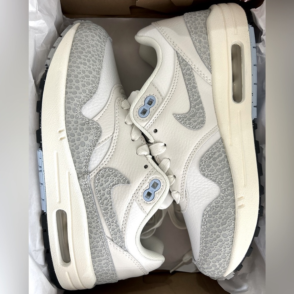 Women’s/Girl Nike sneakers